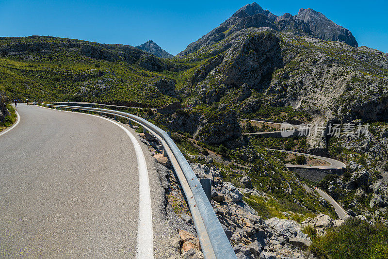 在Tramuntana - Mallorca山脉蜿蜒的道路